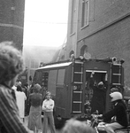 831213 Afbeelding van een brandweerauto bij het gebouw van de Stichting Schooladviescentrum (Ondiep 63) te Utrecht ...